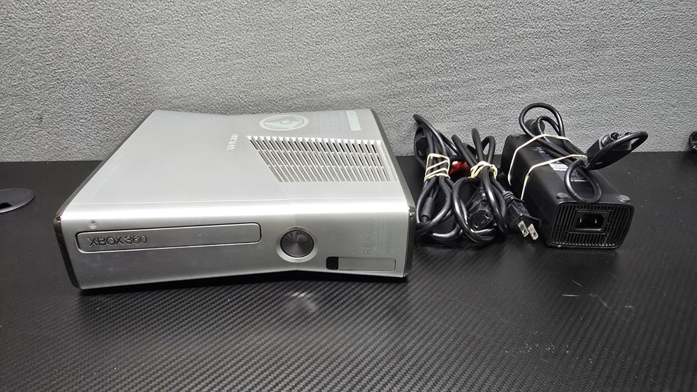 Microsoft Xbox 360 System Halo Reach Console 250GB Console With Wires Tested