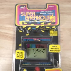 2005 Super Breakout Atari MGA Classic Arcade Electronic Handheld Game – New NIP