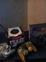Custom Resident Evil Gamecube. 4 Games, 2 Controllers, Memory Card. See Pictures