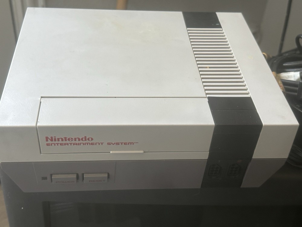 Mint original NES 001 w 2 Controller , Mario Used 7 Times